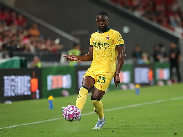 Jadi Andalan dalam Formasi Tiga Bek, Fikayo Tomori Bertahan di AC Milan